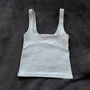 Linne Zara - Super fint linne från Zara i vitt, storlek S. kommer tyvärr inte till användning, väl omhändertagen!