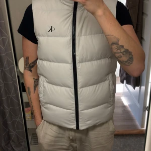 Vit dunväst från Calvin Klein - Storlek M och använd väldigt få gånger