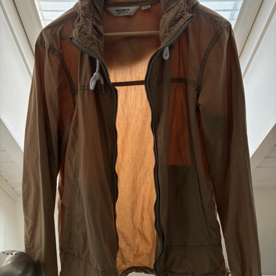 Beige vindjacka från Pull&Bear