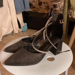 Glitter Klackar 👠  - Klackar, aldrig använda bara legat i lådan! 💓storlek 36 men lite stor i storleken så kan även passa 36,5-37