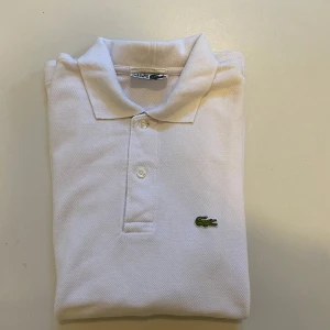Vit Lacoste piké tröja herr M - Vit Lacoste piké tröja (Storlek M) Mycket bra skick || Pris kan diskuteras || Skriv vid minsta fråga eller fundering💯🤝