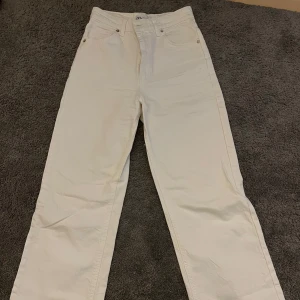 Vita byxor från Zara - Säljer ett par snygga vita byxor från Zara i storlek 34. De är använda ett fåtal gånger, säljer dom på grund av att dom ej passar mig i storleken. 
