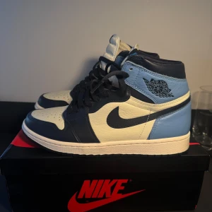 Nike Air Jordan 1 High Obsidian - Obsidians i världigt fint skick, svårt att hitta numera. Knappt tecken på användning. Självklart äkta. Bara att höra av sig för fler bilder. Perfekta för dig som vill ha en ikonisk sneaker med fräscha färger inför våren. 