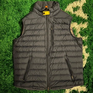 Parajumpers ”Perfect” Vest - Säljer denna schyssta marinblåa parajumpers väst. Använd kanske 2-3 gånger och är helt defektfri. Är det något du undrar är det bara att fråga!