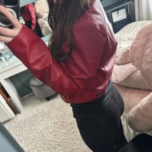 Röd skinnjacka - Hej! Säljer min röda skinnjacka från New yorker, köpt för 419kr och är endast testad. Helt nytt skick. Hör av för fler frågor annars tryck ”köp nu”🤗✨