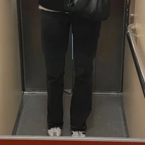 Svarta flare jeans från MNG - Snygga svarta flare jeans från MNG Denim. Byxorna har en klassisk femficksdesign och stängs med dragkedja och knapp. Perfekta för en trendig look med utsvängda ben.