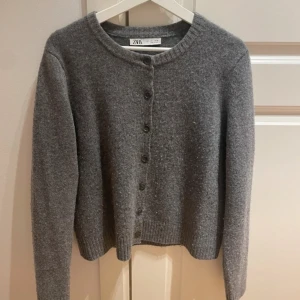 Stickad kofta - Grå stickad kofta från zara, storlek l men skulle mer säga att den sitter som s