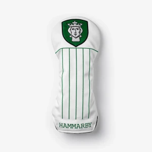 Vit och grön headcover med Hammarby-motiv - Snygg headcover i vitt med gröna detaljer och Hammarby brodering. Perfekt för att skydda din klubba och visa ditt stöd för laget. Headcovern har ett stilrent randigt mönster och texten 'HAMMARBY' broderad längst ner. Ordinarie pris 349 kr, just nu 300 kr / Forestore UF