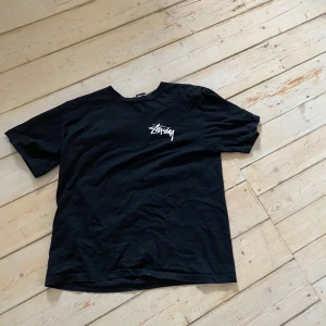 stussy t- shirt - stussy tröja i bra skick