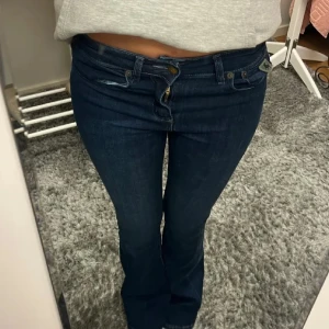 lågmidjade bootcut jeans - Nästintill oanvända lois jeans. Kan tänka mig att sälja billigare vid snabb affär