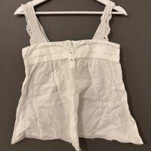 sommar topp - säljer den här söta blusen perfekt till sommaren. pga den är för liten för mig. 