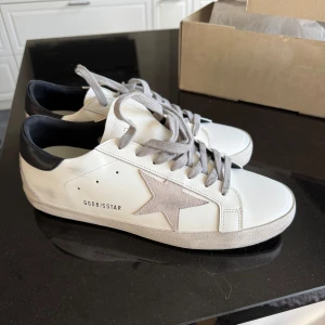 Golden Goose - Hjälper en vän att sälja ett par fräscha golden goose som i princip helt nya1:1 pris kan diskuteras vid smidig affär