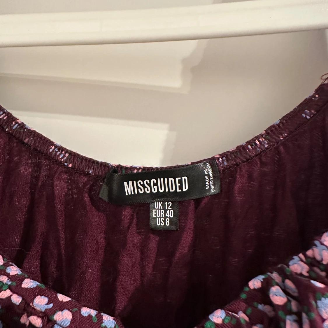 Blommig klänning med slits på låret - 3