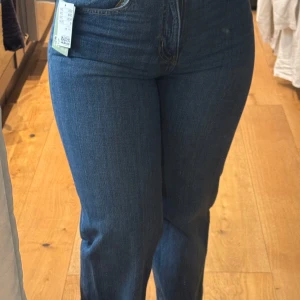 Blå jeans med hög midja - Snygga blå jeans med hög midja. Jeansen har en rak passform. 