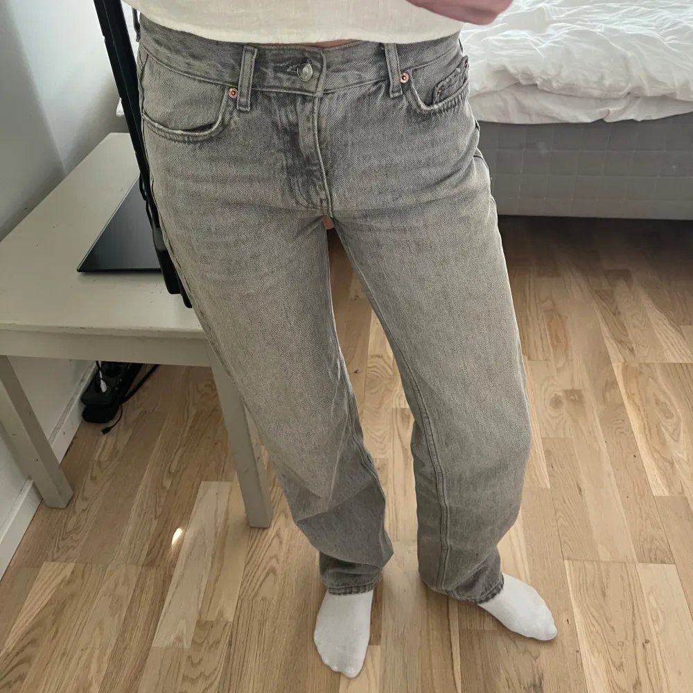 Snygga grå jeansbyxor med en klassisk femficksdesign. Byxorna har en rak passform och är perfekta för en avslappnad stil. . Farkut & Housut.