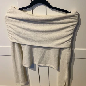Vit off shoulder tröja - Fin tröja från ginatricot men tyvärr för liten för mig❤️ kom priv för fler bilder, pris kan diskuteras ☺️