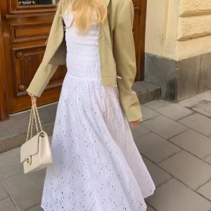 Magisk sommarklänning!  - Säljer denna magiska sommarklänning från Moa Mattssons senaste kollektion för NaKd 🤍✨ Alla lappar kvar! Går verkligen att både klä upp och ner 🌸 Så fin! 