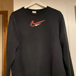 Svart sweatshirt från Nike - Säljer en svart sweatshirt från Nike. 