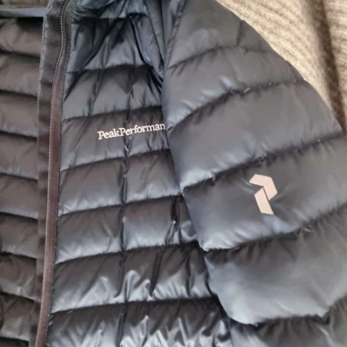 Svart dunjacka från Peak Performance - 2