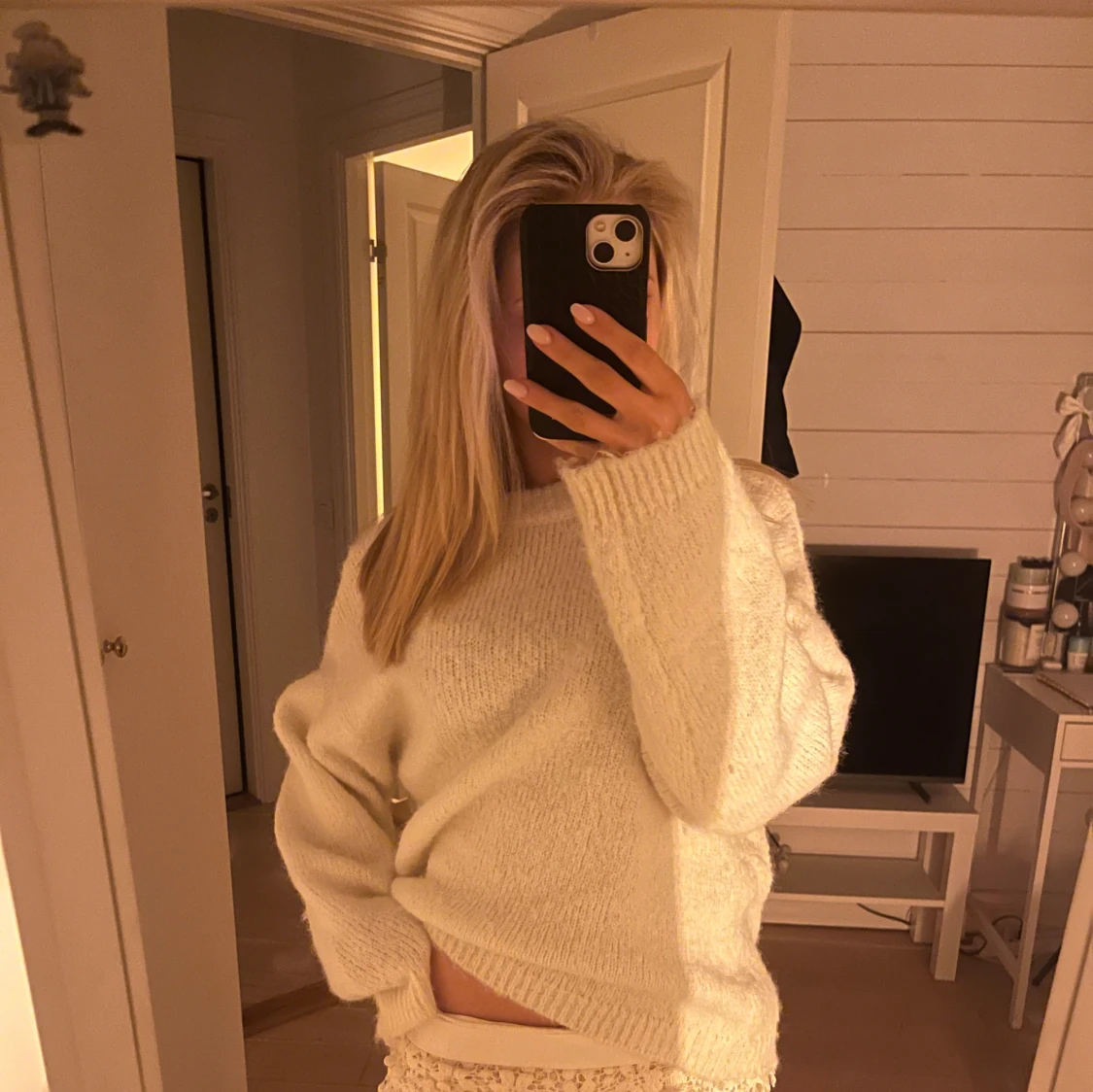 Krämvit stickad tröja från Gina  - 1