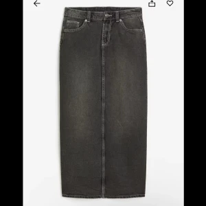 Svart jeanskjol - oanvänd - Snygg lång jeanskjol, helt oanvänd med etikett på. Nypris 299kr. Säljer för endast 150kr!