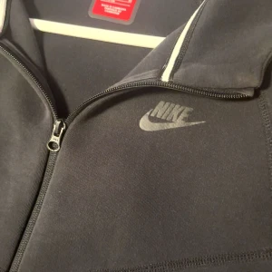 Nike tech  - Svart Nike tech passar XS. Jätte bra skick inga defekter. Skriv gärna om ni är intresserade av mer bilder. 