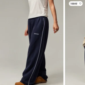 Mörkblå mjukisbyxor Urban Outfitters - Hej! Säljer ett par mörkblå mjukisbyxor från Urban Outfitters i mycket bra skick. Byxorna har en avslappnad passform och super skönt material, väldigt bra kvalitet. De kostar runt 600kr nypris, men säljer de mycket billigare eftersom de inte passar mig längre! Innerbenslängd: 75cm Ytterbenslängd: 110cm. Skriv gärna till mig för mer information/bilder på byxorna. 🙌🏻❤️