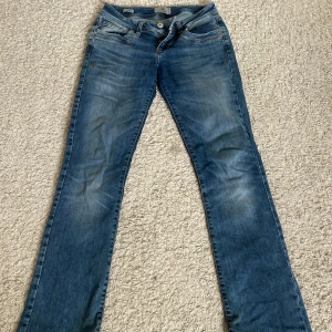 Valire jeans från ltb - Snygga blå jeans från ltb i modellen valire. Supersnygga och i fint skick förutom lite slitage nedtill. Perfekt lågmidjade och perfekta inför våren.