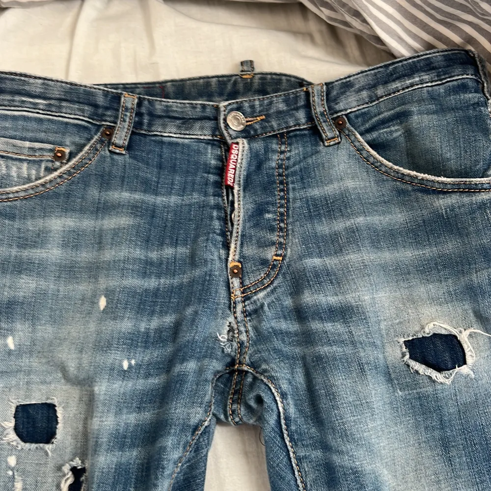 Säljer mina Dsquared2 Jeans för att jag tröttnat. Äkta, lagat hål som inte syns. Snabb affär . Farkut & Housut.