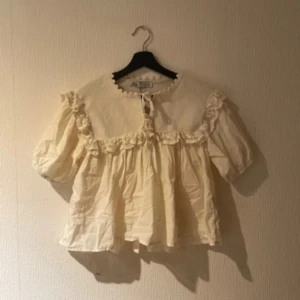 Gullig topp  -  Jättefint topp ifrån Zara, men säljer den på grund av att jag inte hittar användning i storlek M nu pris är 379kr