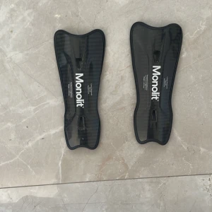 Monolit benskydd  - Monolit benskydd, de har 2 defekter som har ingen problem när man använder de, 19cm