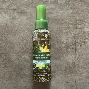 Bodymist vanilj från Yves Rocher - En härlig bodymist för kropp och hår från Yves Rocher med doft av Bourbon-vanilj. Knappt använd, ca 90ml kvar i flaskan. Funkar perfekt till layering med andra dofter för att få in mer vanilj, men även lika bra på egen hand för en söt och pudrig doft.