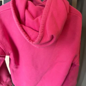 Rosa hoodie från Tommy Jeans - Bra skick, storlek xs 
