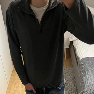 Polo Ralph Lauren Half Zip - Polo Ralph Lauren Half Zip | Storlek: S, passar dig mellan 175-185 cm | Skick: 9/10, använd fåtal gånger | Bara att skriva vid funderingar✍️