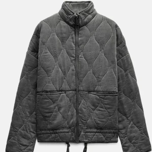 Populär Zara jacka  - Perfekt vårjacka som knappt är använt, använt cirka 3-4 gånger så i nyskick. Kom gärna med prisförslag! Nypris 900kr💖