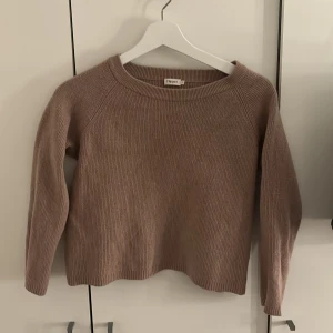 Beige stickad tröja från Filippa K - Säljer en stilren beige stickad tröja från Filippa K. Tröjan har en rund halsringning och trekvartsärmar, perfekt för kyligare dagar. Använt en gång, inga defekter. Säljer tröjan då den tyvärr är för liten för mig. Pris kan diskuteras💗