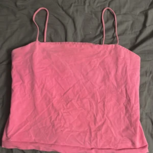 Rosa linnetopp från Gina Tricot - Säljer en söt rosa linnetopp från Gina Tricot. Toppen har smala axelband och är perfekt för varma sommardagar. Den är tillverkad i ett mjukt och bekvämt material. Liten i storleken! 