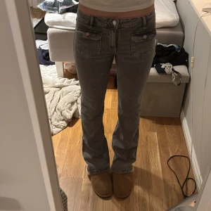Grå jeans med bootcut - Snygga grå jeans med bootcut och låg midjade från Gina de e jätte sköna o sitter skit bra
