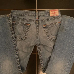 true religion jeans - säljer mina jättefina lågmidjade bootcut true religion jeans som jag köpte här på plick. säljer dem då de inte kommer till användning längre. stygnen på fickorna har åkt av men de är inget man lägger märke till, kom privat vid frågor/ fler bilder! pris är alltid diskuterbart 💘