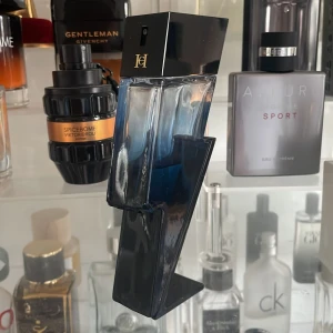 Bad Boy Cobalt Eau de Parfum - Säljer en flaska Bad Boy Cobalt Eau de Parfum från Carolina herrera. Flaskan har en unik design i form av en blixt i blått och svart. Innehåller kanske 25-20 ml av en elektrisk och kraftfull doft. Perfekt för den som vill sticka ut med stil. Avgör mängd själv😀🤩