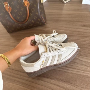 Adidas Handball Spezial i beige - Snygga Adidas Handball Spezial sneakers i beige. Helt nya, aldrig använda. Helt slutsålda och går knappt att få tag på längre. Storlek 36💌