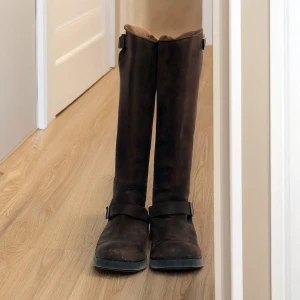 Johnny Bulls-stövlar  - Snygga bruna stövlar i mocka med dekorativa spännen och dragkedja baktill. Perfekta för en stilren look med en robust känsla. Passar utmärkt till höst- och vintergarderoben. Normala I storleken. Nästan aldrig använda. 