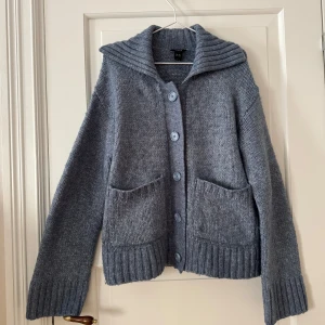 Stickad mysig tröja - Blå stickad kofta från Lindex. I använt skick. En del nopprar men det går att gå härda. Långa ärmar. Oversized. Stor i storlek. Storlek XS/S. Har vanligtvis storlek M och den sitter bra men lite stor dvs, inte åt över huvudtaget. Så skulle mer säga att den passar storlek M men funkar på mindre storlekar om man vill ha oversized. 