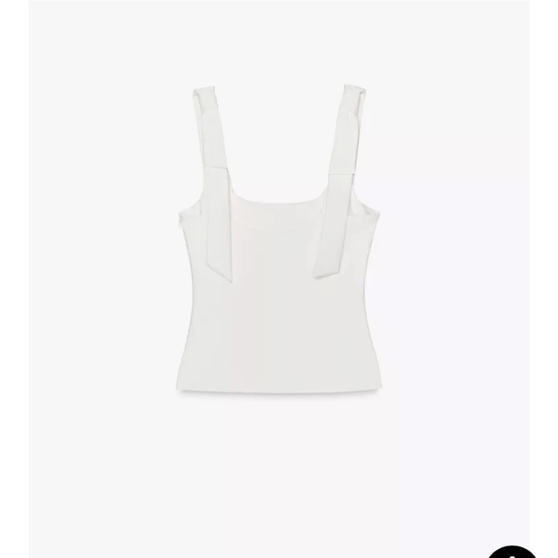 Vit topp med rosetter