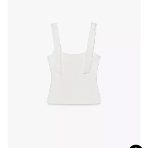 Vit topp med rosetter - Jättteeesööööt vit topp med rosett band!💕💕🥹 Helt ny och endast testad, lappen är kvar! Perfekt till sommarn eller andra tillfällen. Hör av er vid fler frågor💕