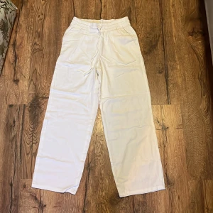 Vita linnebyxor från Vero Moda - Säljer ett par vita linnebyxor från Vero Moda. De har en lös passform med resår i midjan. Perfekta för en avslappnad stil. Endast använda 1-2 gånger!