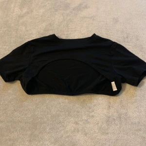 Svart över blus på klänningar eller T-shirts  - Mjuk material med en bra sommar känsla!