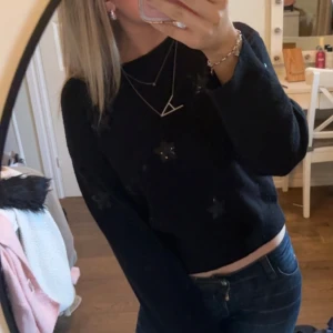 Svart stickad tröja med stjärnor⭐️  - Snygg svart tröja med glittrande paljettdetaljer i form av stjärnor från gina young. Tröjan har långa ärmar och en normal väldigt skön passform!! Storlek 146/152 men sitter vanligt på mig med XS/S💓