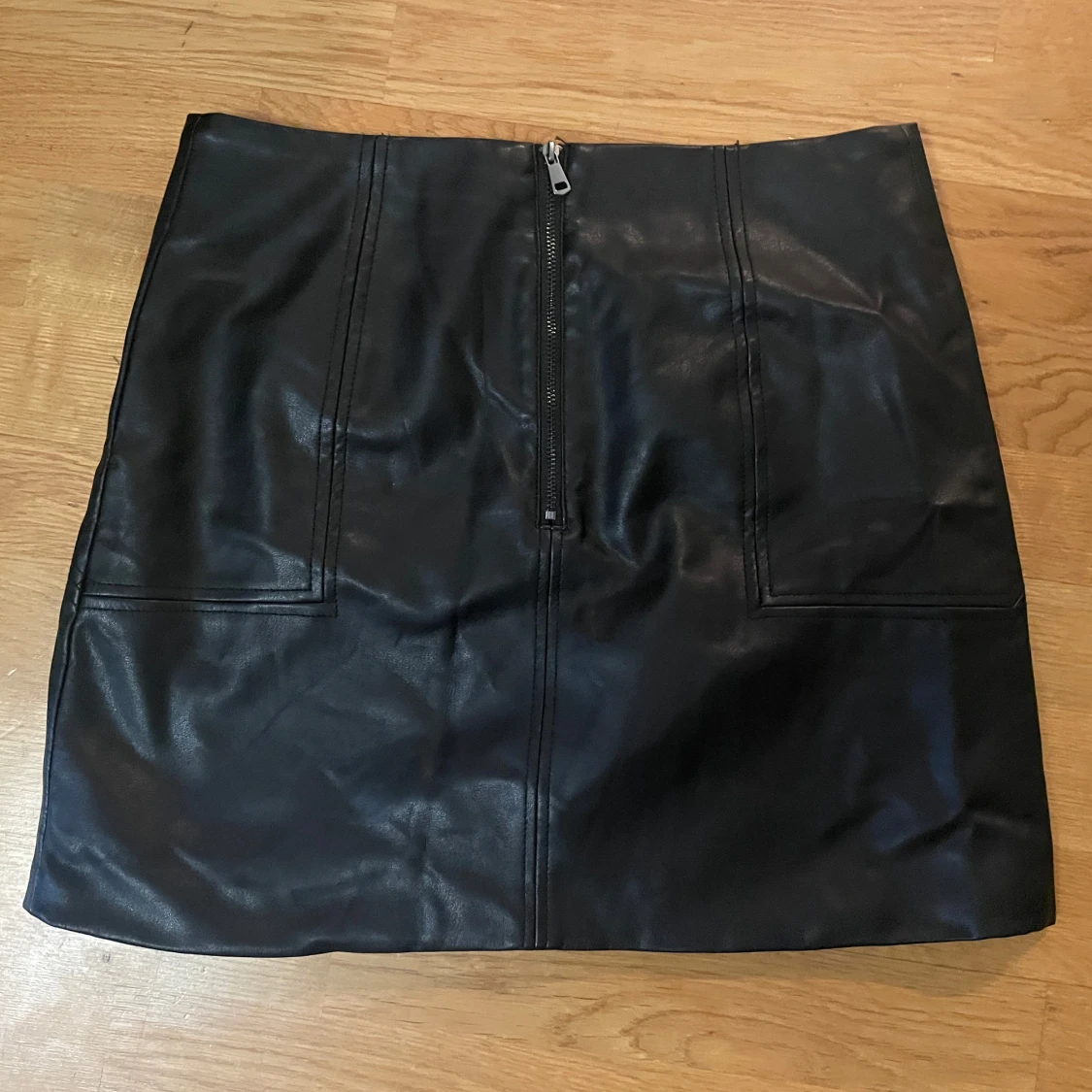 Svart skinnkjol med dragkedja