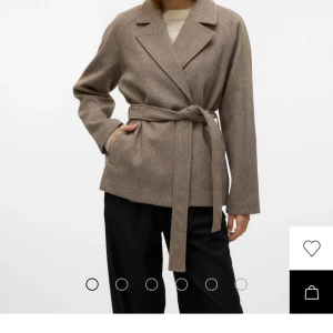 Beige kappa från veromoda - Knappt använd kappa med knytning sitter jätte bekvämt och passar perfekt som xs/ s. Kostade 700 orginalpris:) perfekt som vårjacka 